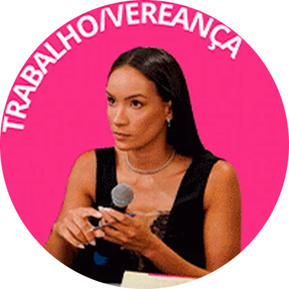 Pamelys Barros falando ao microfone durante trabalho na Câmara